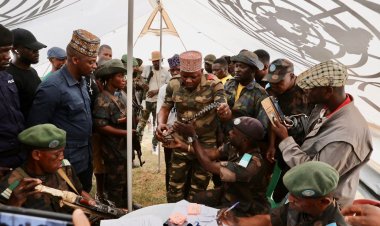 Kongo'da 600 militan silah bıraktı