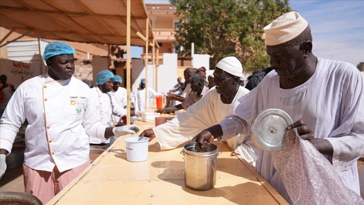 Sudan'da çatışmalardan kaçan siviller "tekke" de sıcak yemeğe ulaşıyor