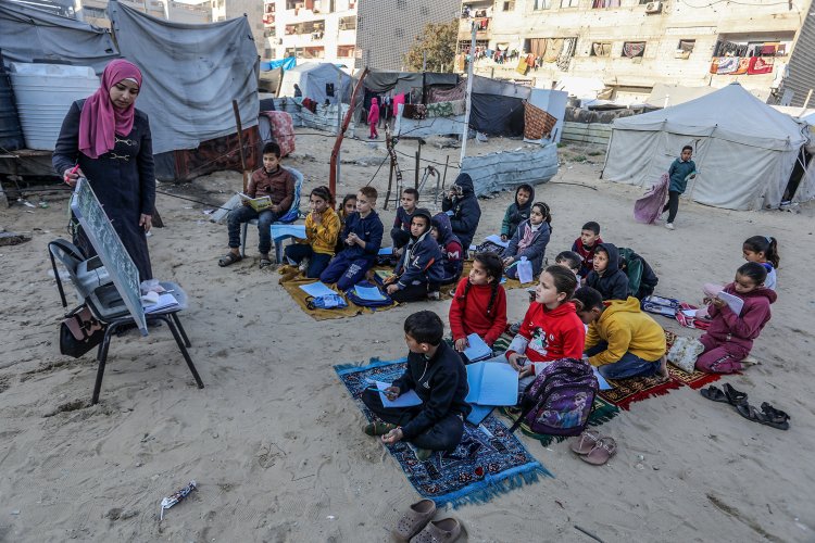 Katil rejiminin saldırılarına rağmen Gazze'de eğitim devam ediyor