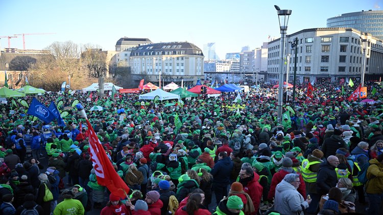 Belçika'da çalışanlar emeklilik haklarında kesinti yapılması planını protesto etti