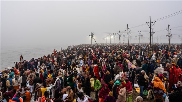 Hindistan'da dünyanın en büyük dini festivali 'Maha Kumbh Mela' başladı