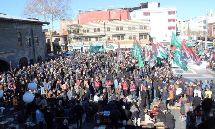 Diyarbakırlılar Cuma namazı sonrası Gazze zaferini kutladı