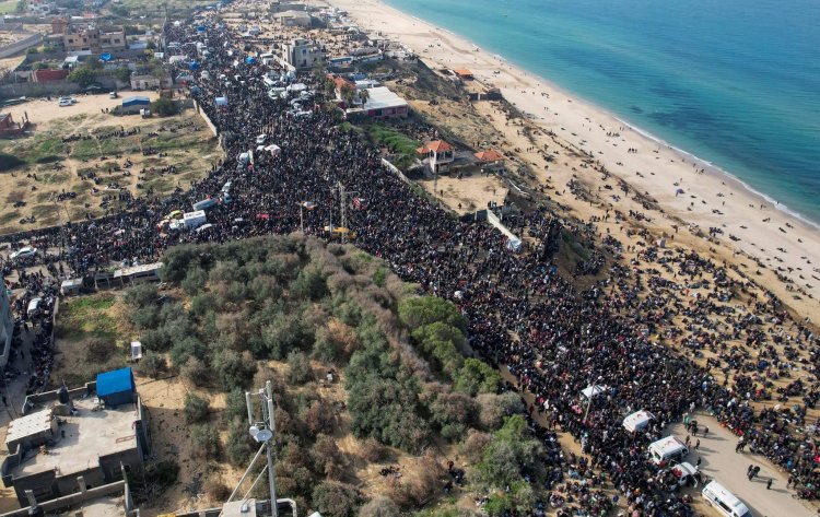 İşgalci İsrail güçleri, Gazze'de evlerine dönmeyi bekleyenlere ateş açtı