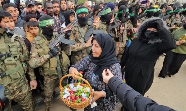 Filistinli direnişçileri Gazze halkı güllerle karşıladı