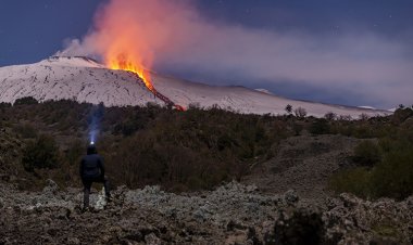 İtalya'da Etna Yanardağı'ndaki lav akışı sürüyor