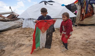 Gazze'deki çocuklar yıkım ve enkaza rağmen eğlenmeye çalışıyor