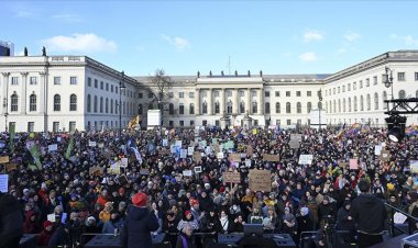 Berlin'de yaklaşık 35 bin kişi aşırı sağa karşı gösteri düzenledi