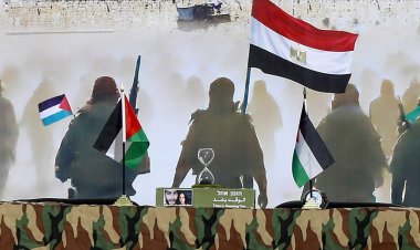 İsrailli esir yakınları, Hamas'ın "kum saati" hediyesini yorumladı