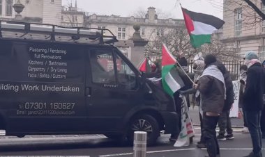 Galler'de bir kişi minibüsünü Filistin destekçilerinin üzerine sürdü