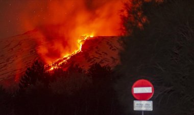Etna Yanardağı'nda lav akışı yeniden başladı