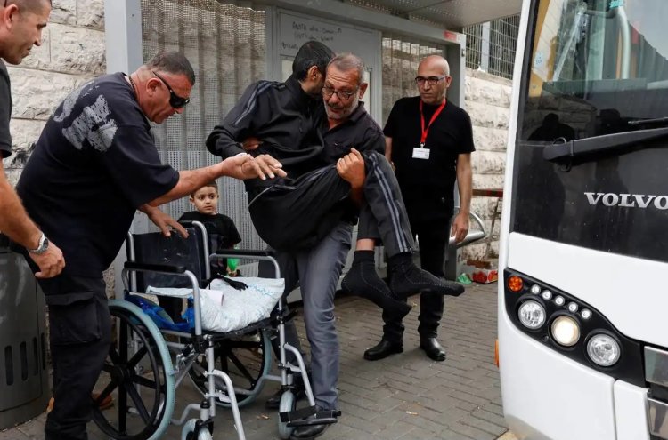 Hasta ve yaralı Filistinliler tedavi için Refah sınır kapısından çıktı