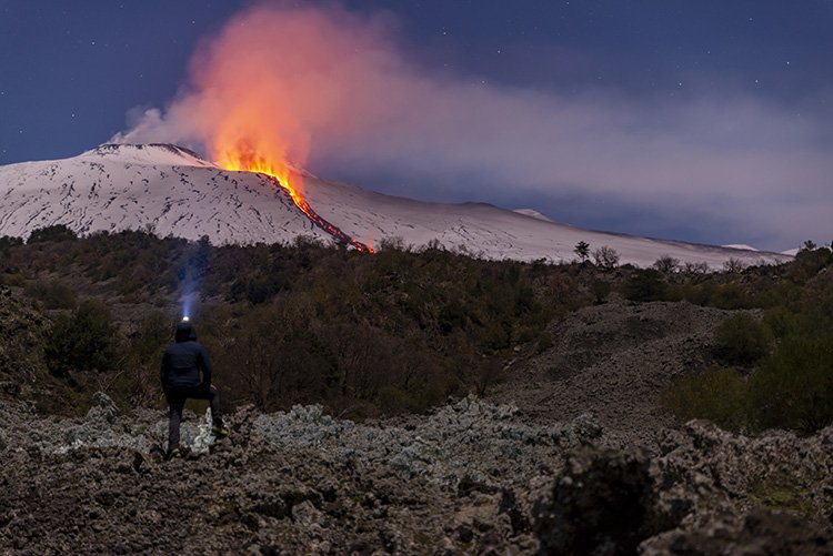 İtalya'da Etna Yanardağı'ndaki lav akışı sürüyor