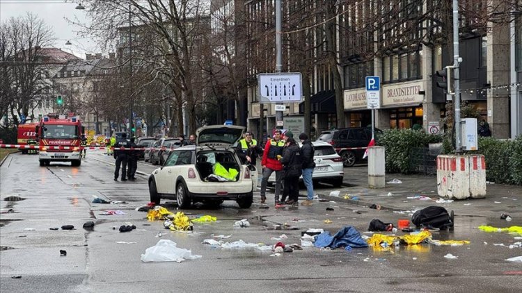 Almanya'da bir araç kalabalığın arasına daldı; 15 yaralı