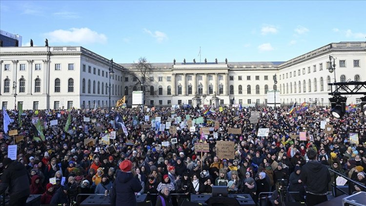 Berlin'de yaklaşık 35 bin kişi aşırı sağa karşı gösteri düzenledi