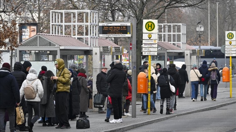 Berlin'de grev, toplu ulaşımı felç etti