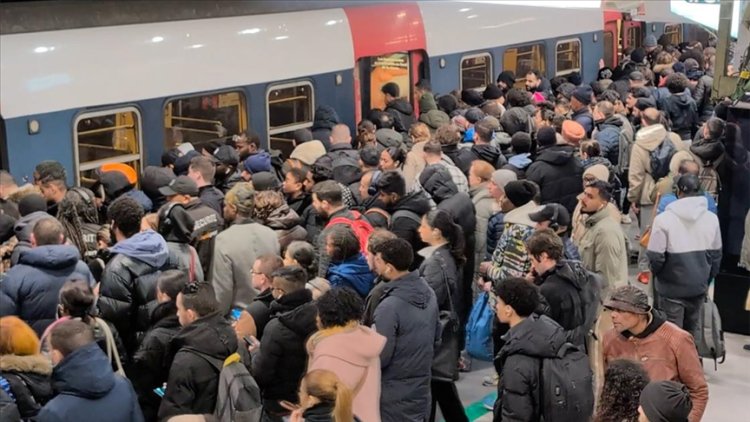 Paris'te tren seferlerindeki aksamalar, yoğunluğa neden oluyor