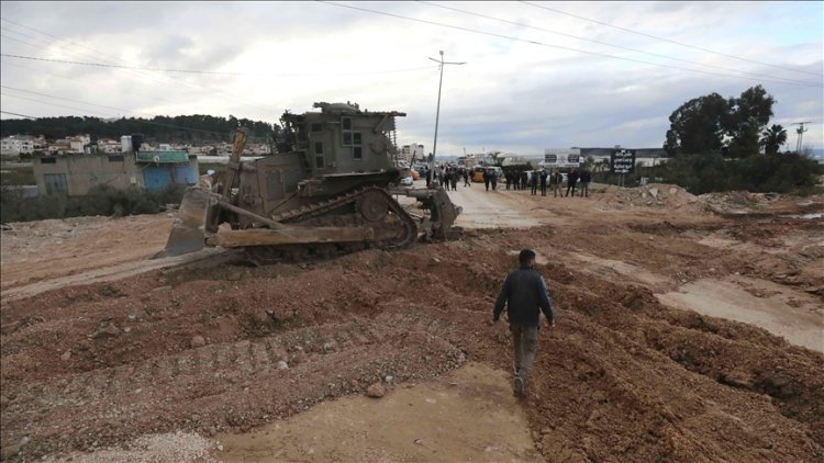 İşgalci İsrail, Cenin'de bir beldeye baskın düzenleyip yolları tahrip etti