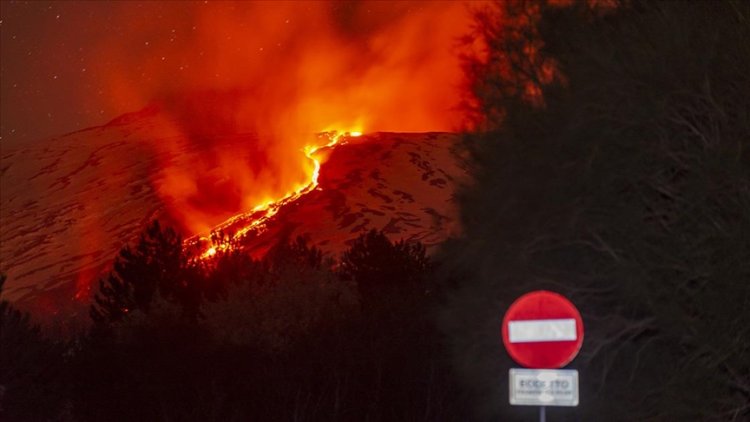 Etna Yanardağı'nda lav akışı yeniden başladı