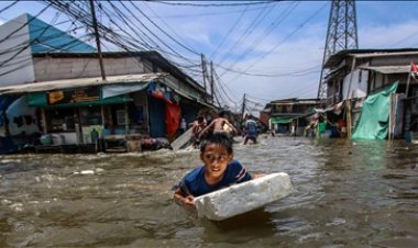 Cakarta'da şiddetli yağışlar nehirleri taşırdı, yüzlerce kişi tahliye edildi