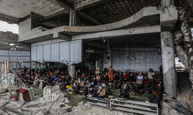 Gazze’de Ramazanın ilk cuma namazı camilerin enkazında kılındı