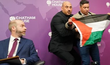 Filistin yanlısı aktivistler, İngiltere Ticaret Bakanı Reynolds'un konuşmasını engelledi