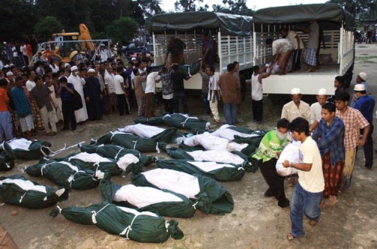 Eski Tayland Başbakanı, 2004 yılında Müslüman protestocuların katledilmesi için özür diledi