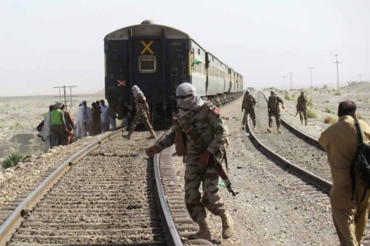 Pakistan'da tren saldırısı operasyonu: 190 yolcu kurtarıldı