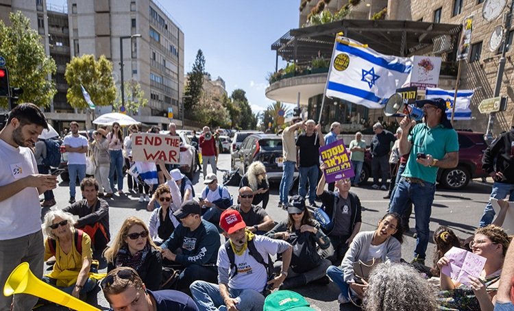 İsrail'de Netanyahu hükümetine karşı kitlesel protestolar düzenleniyor