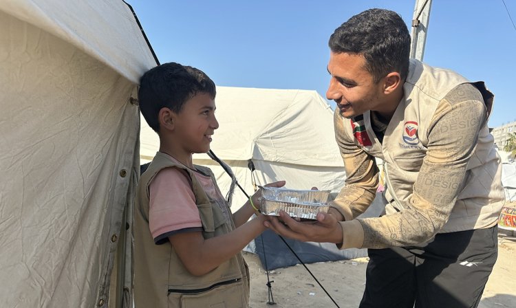 Gazze'de Yetimler Vakfı, yüzlerce kişiye iftar yemeği dağıttı