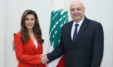 Trump’ın temsilcisi Ortagus, Lübnan görüşmelerinde siyonist sembol taktı!