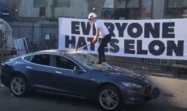 İngiltere’de bir grup, Elon Musk’ı protesto etmek için Tesla aracı parçaladı