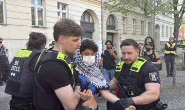 Berlin Humboldt Üniversitesinde öğrenciler Filistin'e destek gösterisi yaptı