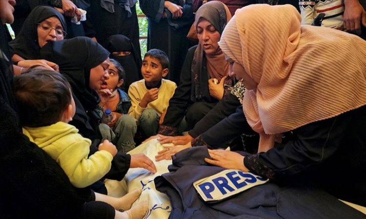 Gazze'de ağır yaralanan bir gazeteci daha şehit  oldu