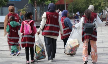 Fransa'nın 19 şehrinde Müslümanlar çöp toplayarak temizliğe dikkat çekti