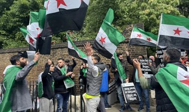İsrail'in, Suriye'ye saldırıları Londra'daki elçilik binası önünde protesto edildi