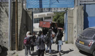 Katil İsrail BM okullarını bastı, Filistinli çocukları sınıflardan kovdu