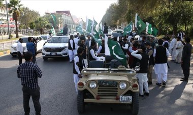 Pakistan'da, Hindistan ile yapılan ateşkesin ardından orduya destek gösterileri düzenleniyor