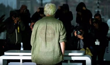 Assange, Cannes'a Gazze'de katledilen binlerce çocuğun isminin yer aldığı tişörtle katıldı