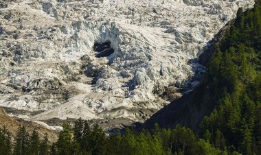 Buzulun çökmesiyle neredeyse yok olan köyde durum kritik