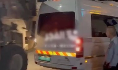 İşgalci İsrail ordusuna ait askeri araçlar Batı Şeria'da hac yolcularını taşıyan bir minibüse "kasten" çarptı