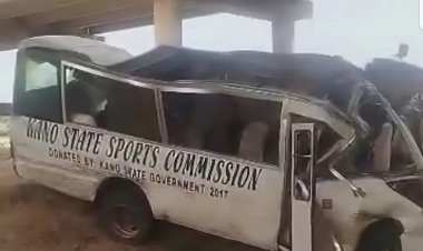 Nijerya'da sporcuları taşıyan otobüsün köprüden düştüğü kazada 21 kişi öldü