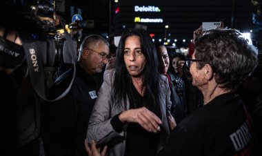 Siyonist esirin annesi: Oğlum İsrail bombardımanlarından "mucizevi" şekilde kurtuldu