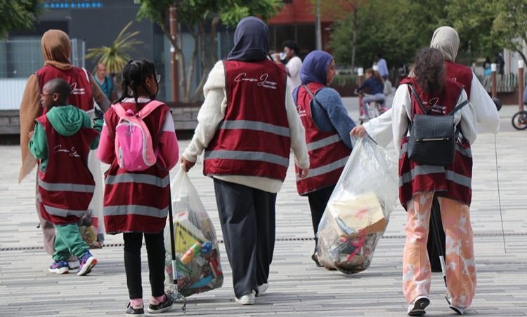 Fransa'nın 19 şehrinde Müslümanlar çöp toplayarak temizliğe dikkat çekti