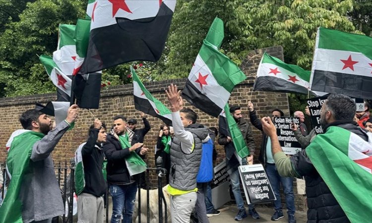 İsrail'in, Suriye'ye saldırıları Londra'daki elçilik binası önünde protesto edildi