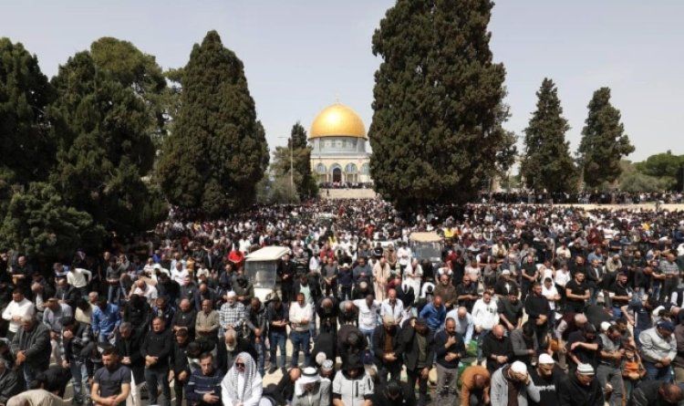 On binlerce kişi Mescid-i Aksa'da cuma namazını kıldı