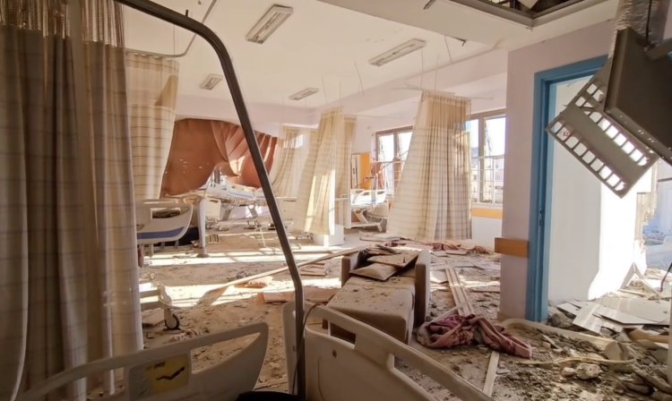 Soykırımcı İsrail, Gazze Şeridi’ndeki Hamed Hastanesi’ni vurdu