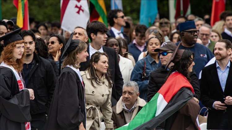 Brown Üniversitesi mezuniyet töreninde öğrenciler Filistin bayraklarıyla dikkat çekti