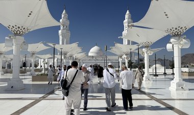 Medine'deki mukaddes mekan ve alanlarda hacıların duaları yükseliyor