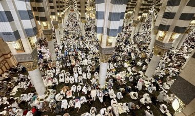 Binlerce hacı, cuma namazını Mescid-i Nebevi'de eda etti