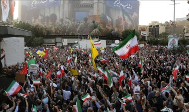 Tahran'daki İnkılap Meydanı'nda toplanan İranlılar ABD'nin saldırılarını protesto etti